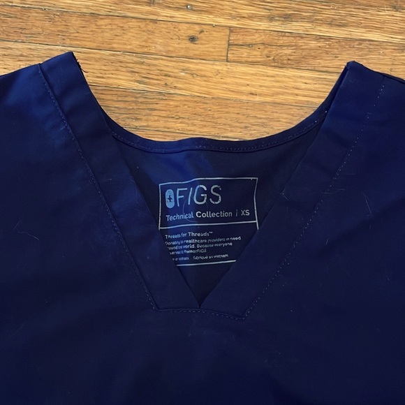 Figs Scrub Top™ Navy Blue Figs Extra Small Casma Three-Pocket - Picture 4 of 5